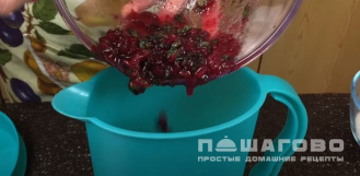 Фото приготовления рецепта: Клюквенный морс с мятой - шаг 5
