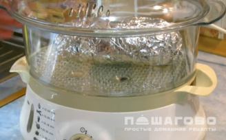 Фото приготовления рецепта: Буженина на пару в пароварке с маринованными огурцами - шаг 3