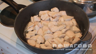 Фото приготовления рецепта: Теплый салат с курицей и стручковой фасолью - шаг 3