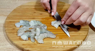 Фото приготовления рецепта: Салат с креветками и авокадо - шаг 4