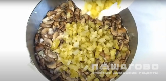 Фото приготовления рецепта: Слоеный салат с копченой курицей, отварным картофелем и грибами - шаг 9