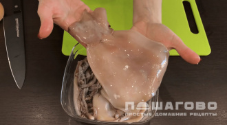 Фото приготовления рецепта: Салат с кальмарами и корейской морковью - шаг 1