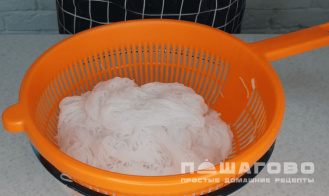 Фото приготовления рецепта: Салат с фунчозой и корейской морковью - шаг 3
