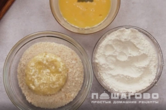 Фото приготовления рецепта: Жареные картофельные котлеты с творогом - шаг 3