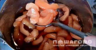 Фото приготовления рецепта: Варенье из айвы дольками - шаг 7