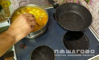 Фото приготовления рецепта: Суп гороховый со свининой - шаг 4