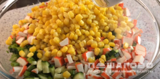 Фото приготовления рецепта: Салат с капустой, крабовыми палочками и кукурузой - шаг 5