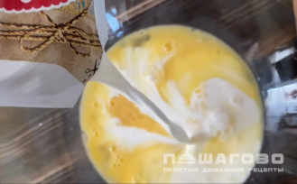 Фото приготовления рецепта: Брокколи, запеченная в духовке, с яйцами и травами - шаг 6