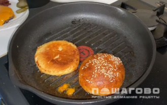 Фото приготовления рецепта: Домашний бургер с мясной котлетой и беконом - шаг 7