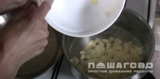 Фото приготовления рецепта: Грибной суп из шампиньонов с плавленным сыром - шаг 3