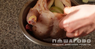 Фото приготовления рецепта: Курица с яблоками в медово-горчичном маринаде - шаг 5