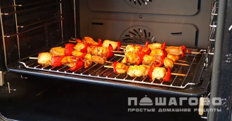 Фото приготовления рецепта: Шашлык куриный в духовке на шпажках - шаг 9