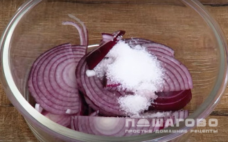 Фото приготовления рецепта: Салат из помидоров с луком - шаг 1