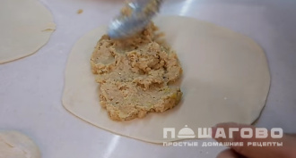 Фото приготовления рецепта: Чебуреки с рыбой - шаг 8