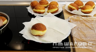 Фото приготовления рецепта: Пончики пышные - шаг 9