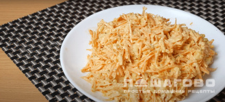 Фото приготовления рецепта: Морковный салат с сыром и чесноком - шаг 4