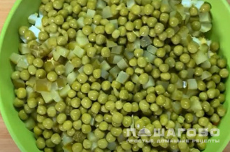 Фото приготовления рецепта: Оливье с мясом - шаг 6