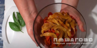 Фото приготовления рецепта: Пестрый салат из фасоли и печеного перца - шаг 4