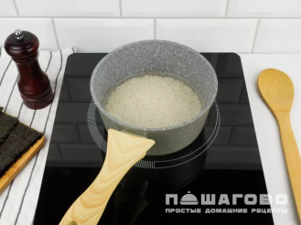 Фото приготовления рецепта: Ролл с курицей, авокадо и сыром - шаг 2