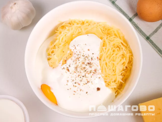 Фото приготовления рецепта: Картофельная запеканка из сырого картофеля - шаг 3