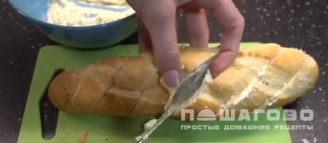 Фото приготовления рецепта: Багет с чесночным маслом - шаг 3