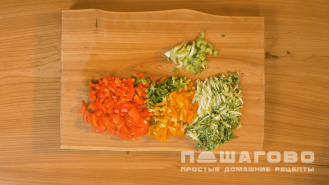 Фото приготовления рецепта: Мясной бульон с овощами и картофелем - шаг 3