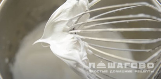 Фото приготовления рецепта: Безе с орехами - шаг 2