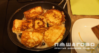 Фото приготовления рецепта: Гренки на сковороде - шаг 5