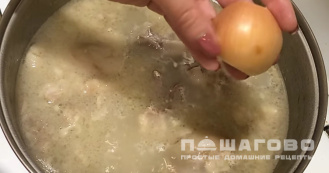 Фото приготовления рецепта: Холодец из свиных ножек - шаг 5