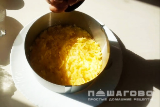 Фото приготовления рецепта: Слоеный салат с печенью, картофелем и сыром - шаг 2