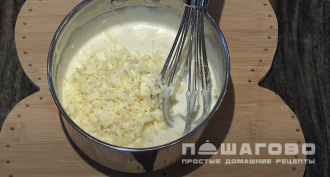 Фото приготовления рецепта: Соус Морнэ на основе Бешамель с яичными желтками - шаг 7