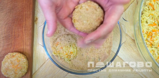 Фото приготовления рецепта: Капустные котлеты в панировочных сухарях - шаг 8