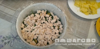 Фото приготовления рецепта: Салат «Грибная поляна» с консервированными шампиньонами - шаг 3