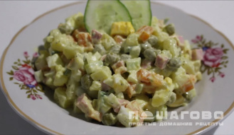 Фото приготовления рецепта: Салат Оливье с курицей и свежим огурцом - шаг 1