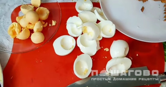 Фото приготовления рецепта: Салат "Подсолнух" 🌻 с курицей и грибами - шаг 2