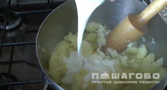 Фото приготовления рецепта: Бифарше (запеканка из картофельного пюре и куриного фарша) - шаг 9