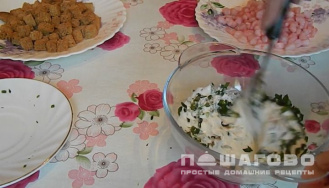 Фото приготовления рецепта: Салат с королевскими креветками и сухариками - шаг 2