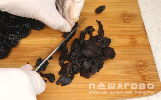 Фото приготовления рецепта: Салат с курицей, грибами и черносливом - шаг 5