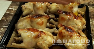 Фото приготовления рецепта: Цыплята-корнишоны в духовке - шаг 4