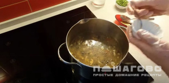 Фото приготовления рецепта: Суп кимчи с яйцом, тофу и древесными грибами моэр - шаг 10