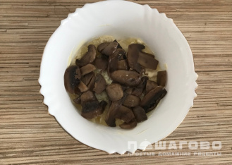 Фото приготовления рецепта: Постный салат Мимоза с консервированной кукурузой и грибами - шаг 3