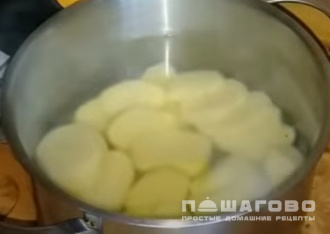 Фото приготовления рецепта: Мусака классическая с картошкой и баклажанами - шаг 4