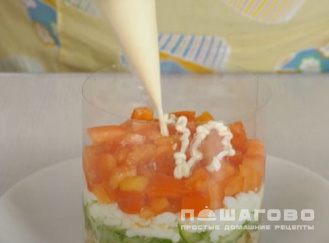 Фото приготовления рецепта: Легкий слоеный салат с курицей и помидорами - шаг 4