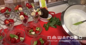 Фото приготовления рецепта: Фруктовый салат со сливками - шаг 4