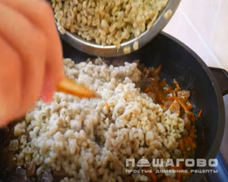 Фото приготовления рецепта: Каша перловая с мясом - шаг 4