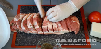 Фото приготовления рецепта: Антрекот в духовке с помидорами и сыром - шаг 3