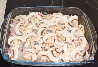 Фото приготовления рецепта: Мясо по-французски с картошкой в духовке - шаг 4