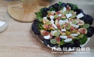 Фото приготовления рецепта: Вкусный салат с инжиром - шаг 3
