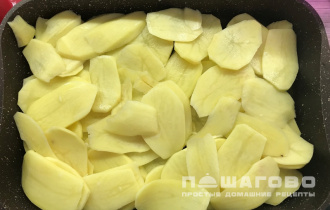 Фото приготовления рецепта: Мясо по-французски с пышной шапкой - шаг 3