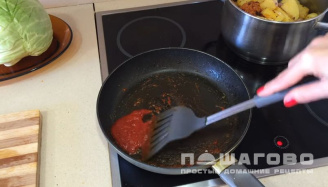 Фото приготовления рецепта: Бигус из свежей капусты с мясом и картошкой - шаг 5